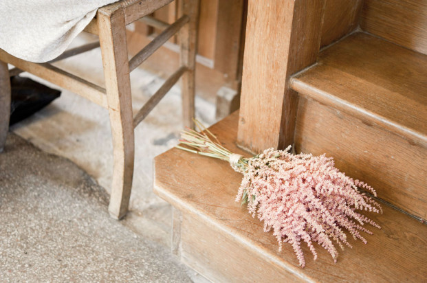 ©Solveig et Ronanphotographes - Mariage pastel a la  campagne - La mariee aux pieds nus